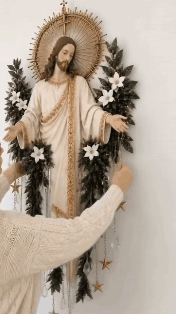 Cristo Iluminado – Decoração de Parede com Luz Dourada