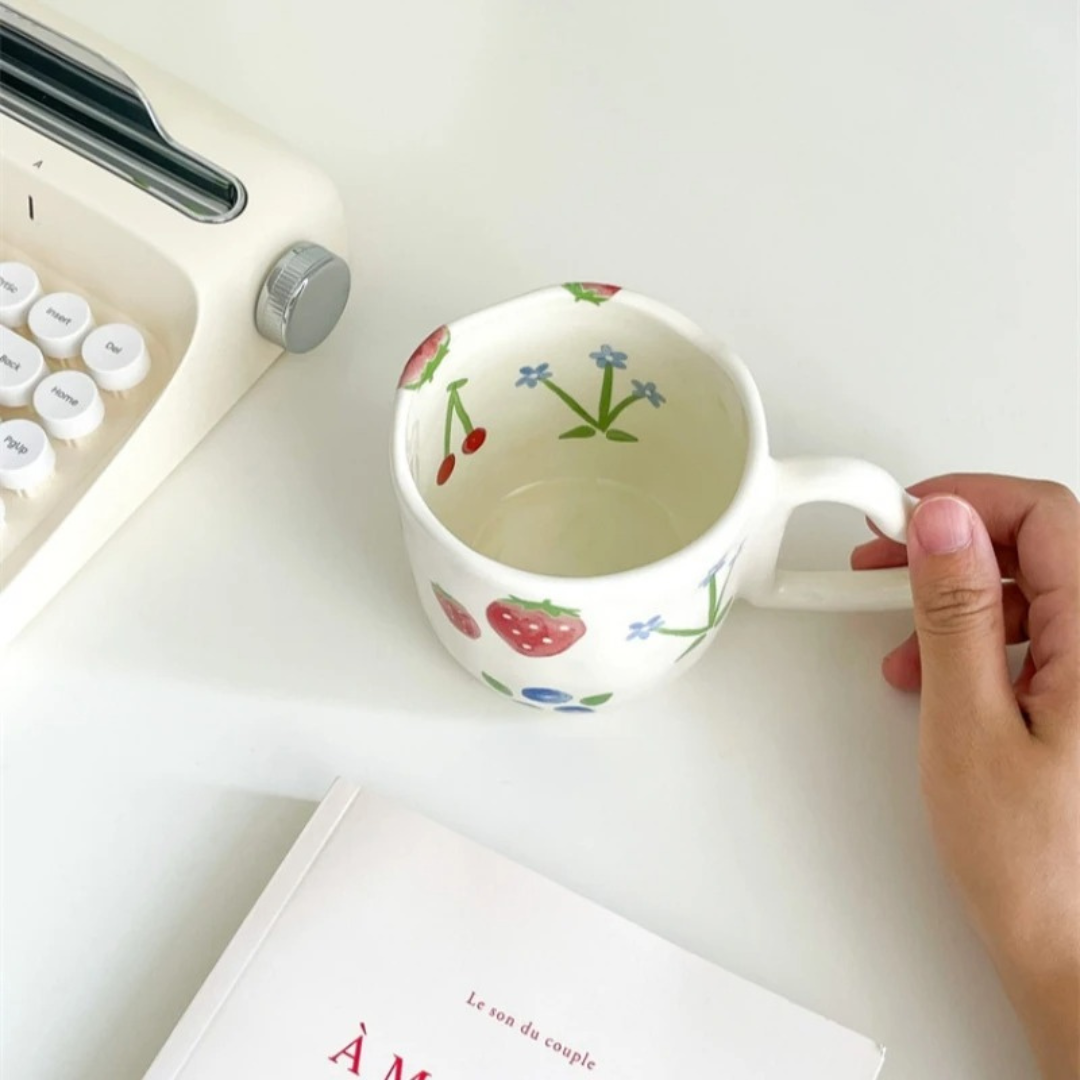 Caneca em Cerâmica com Alça de Coração Pintada à Mão