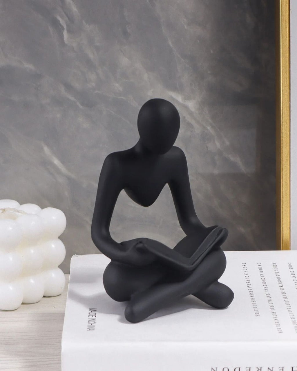 Escultura de Leitor Sentado em Resina Decoração para Estante Sala ou Escritório
