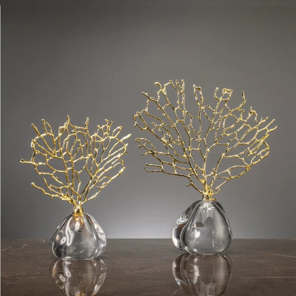Estatueta Decorativa de Coral Dourado com Base Transparente em Resina
