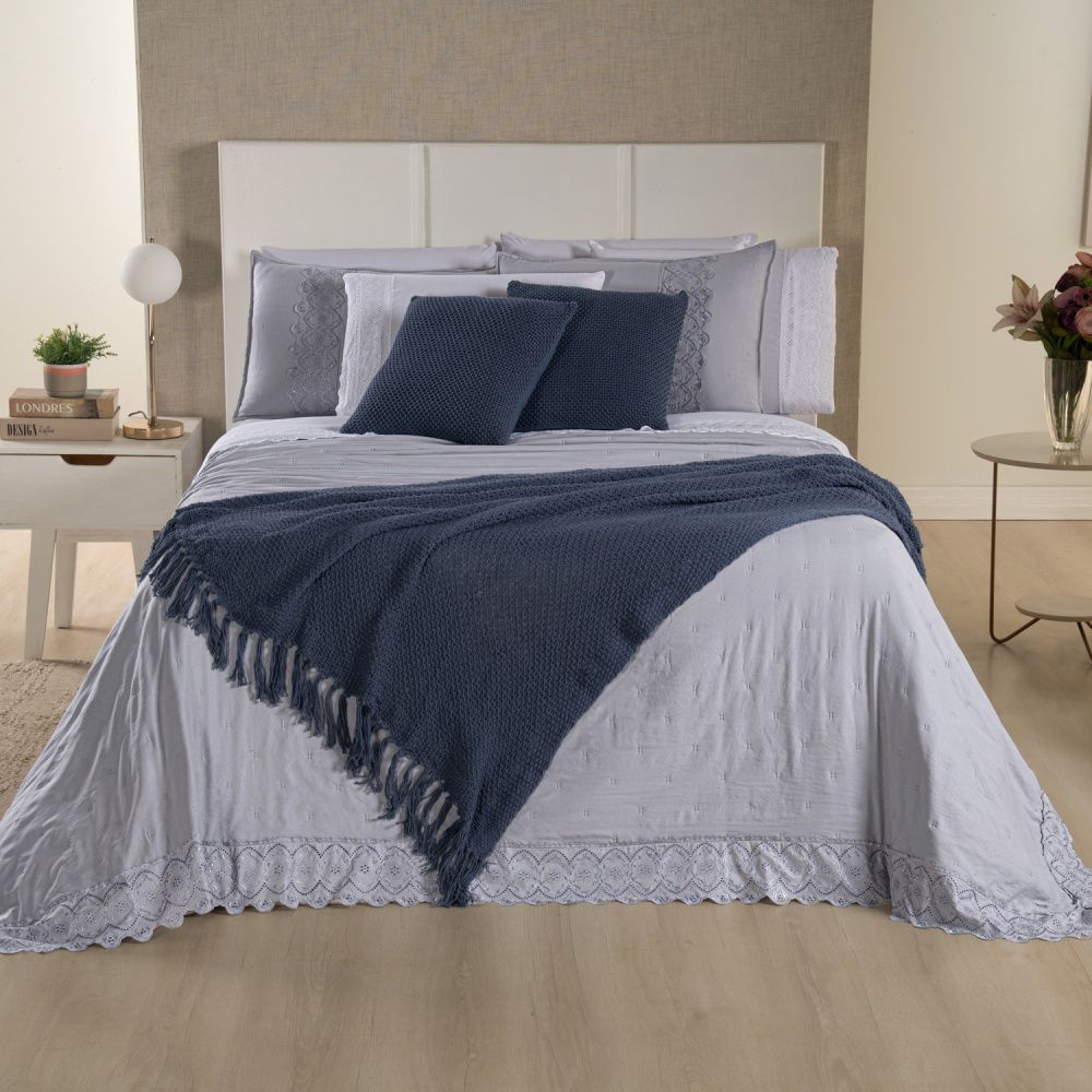 Kit Cama Posta Serena Percal 300 Fios Bordado Inglês Branco/Cinza/Azul