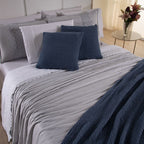 Kit Cama Posta Serena Percal 300 Fios Bordado Inglês Branco/Cinza/Azul