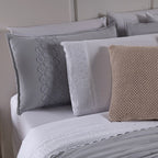 Kit Cama Posta Serena Percal 300 Fios Bordado Inglês Branco/Cinza/Marfim