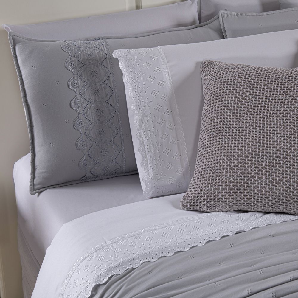 Kit Cama Posta Serena Percal 300 Fios Bordado Inglês Branco/Cinza/Prata