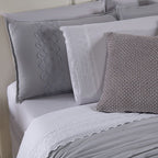 Kit Cama Posta Serena Percal 300 Fios Bordado Inglês Branco/Cinza/Prata